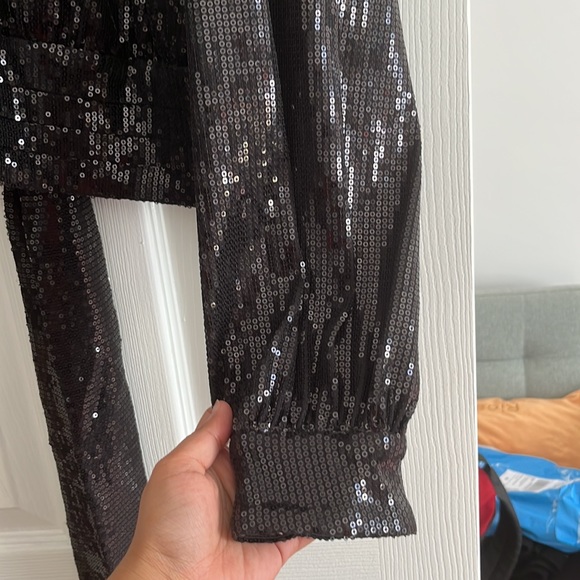 ✨2for15✨ Dynamite open back sequins tie back crop top - Picture 3 of 11